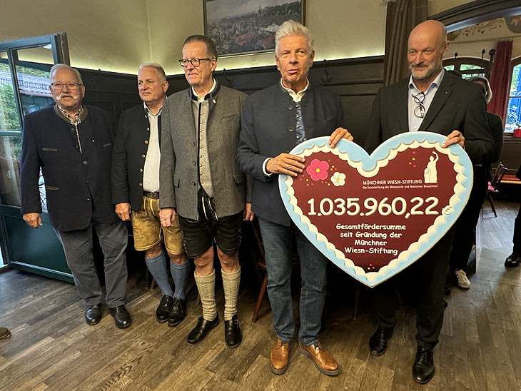 Über 1 Mio. Euro konnte die Münchner Wirtestiftung seit dessen Gründung ausschütten: Ludwig Wiggerl Hagn (ehem. Wiesnwirt und Mitglied des Stiftungsrats), Christian Schottenhamel Wiesnwirt und stellv. Wirtesprecher,  Martin Leibhard (Vorsitzender des Vereins Münchner Brauereien), Oberbürgermeister Dieter Reiter, Ralf Fleischer (Vorstandsvorsitzender der Stadtsparkasse München & Stiftungsvorstand) (©Foto: Martin Schmitz) 